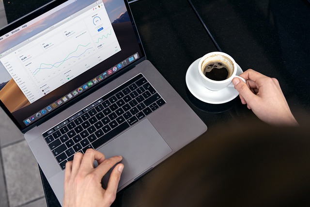 Porównanie generatorów stron statycznych (SSG): Jekyll vs. Hugo vs. Eleventy – który wybrać do budowy szybkiej i wydajnej strony portfolio dla freelancera?