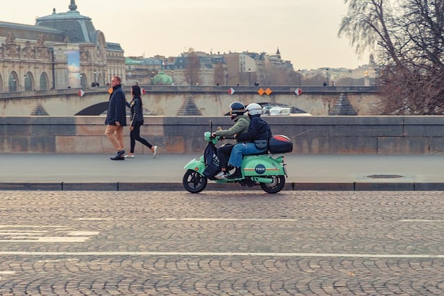 **"Martwe pole w motocyklu: Techniki aktywnego skanowania i kompensacji ograniczonej widoczności"** - 5 2025