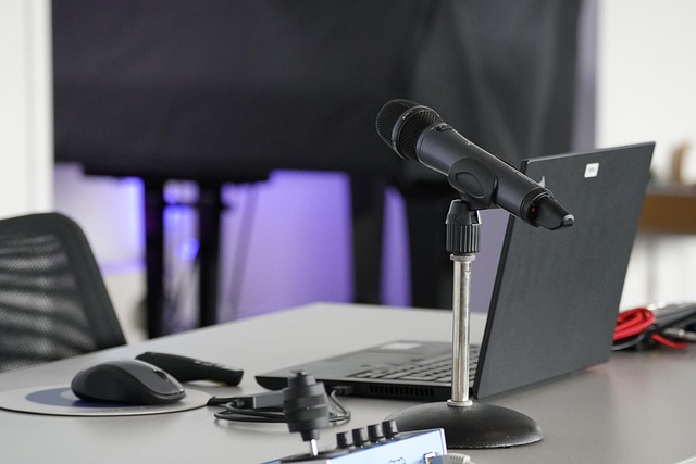 **Podcasty dla osób z ADHD: Jak skoncentrować się na słuchaniu i czerpać z nich korzyści?** - 1 2025