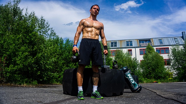 **”Mikro-treningi Indoor: Jak 5-minutowe Sesje HIIT Mogą Drastycznie Poprawić Twoją Kondycję (Nawet, Gdy Masz Tylko Tyle Czasu)”**